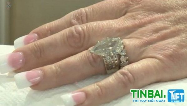 Để tìm nhẫn kim cương hơn 10 tỷ đồng, cặp vợ chồng bới hơn 7 tấn rác